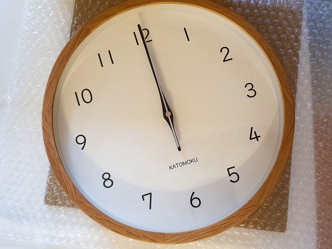 Katomokuの壁掛け時計は 部屋のインテリアにマッチした 連続秒針は無音でした コストゼロライフ