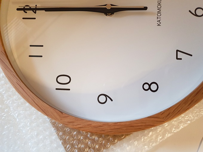 KATOMOKUの壁掛け時計は、部屋のインテリアにマッチした！連続秒針は 